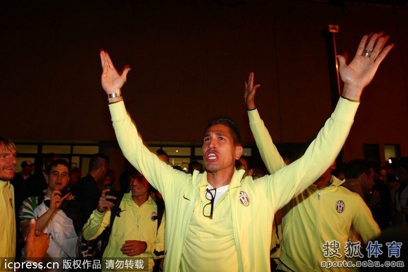  都灵保级生死战告捷，球迷狂欢庆祝续命  