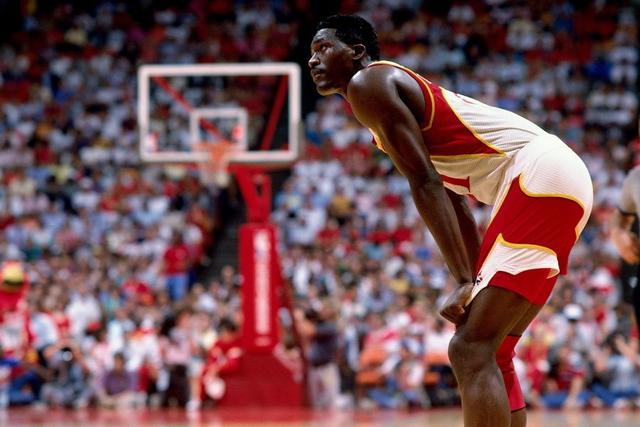  老鹰科林斯25篮板惊为天人 粉碎公牛内线防线  