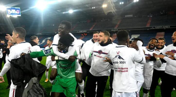  克莱蒙保级成功，全队狂欢庆祝留在法甲