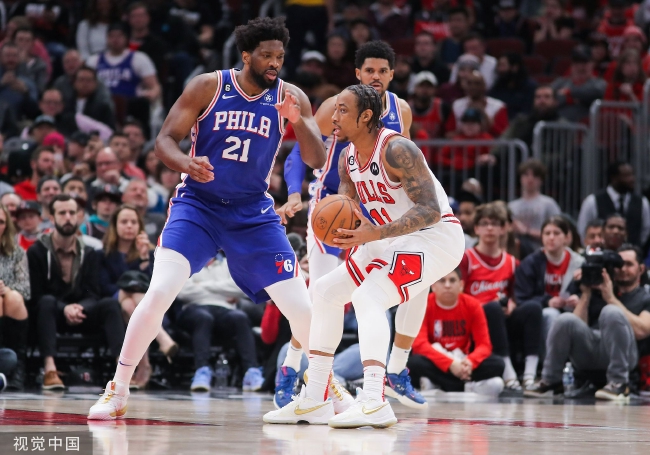  恩比德统治攻防两端76人主场轻取公牛队