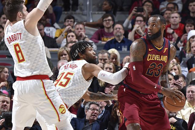  老鹰特雷杨穿针引线，击败黄蜂守住东部前八